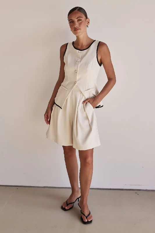 Boyfriend shorts – Relaxed, loose-fit shorts with a slightly longer inseam, often rolled up at the hem for a casual appearance.Boyfriend shorts – Relaxed, loose-fit shorts with a slightly longer inseam, often rolled up at the hem for a casual appearance.Leila Shorts (Beige) Boyfriend shorts – Relaxed, loose-fit shorts with a slightly longer inseam, often rolled up at the hem for a casual appearance.Boyfriend shorts – Relaxed, loose-fit shorts with a slightly longer inseam, often rolled up at the hem for a casual appearance.Leila Shorts (Beige)