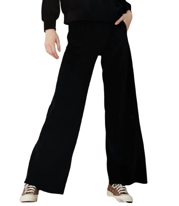 Slim-fit trousers – Trousers that are form-fitting and narrow through the legs.Slim-fit trousers – Trousers that are form-fitting and narrow through the legs.Slim-fit trousers – Trousers that are form-fitting and narrow through the legs.Easy Wide Leg Sweat Pant In Black Slim-fit trousers – Trousers that are form-fitting and narrow through the legs.Slim-fit trousers – Trousers that are form-fitting and narrow through the legs.Slim-fit trousers – Trousers that are form-fitting and narrow through the legs.Easy Wide Leg Sweat Pant In Black