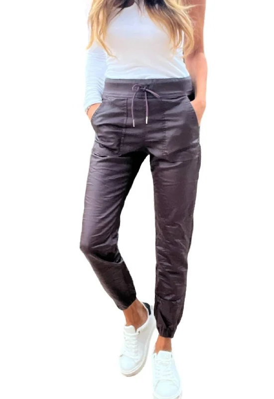Cropped trousers – Trousers that are shortened to a length above the ankle.Cropped trousers – Trousers that are shortened to a length above the ankle.Cropped trousers – Trousers that are shortened to a length above the ankle.Tali Jogger In Burgundy Vegan Cropped trousers – Trousers that are shortened to a length above the ankle.Cropped trousers – Trousers that are shortened to a length above the ankle.Cropped trousers – Trousers that are shortened to a length above the ankle.Tali Jogger In Burgundy Vegan