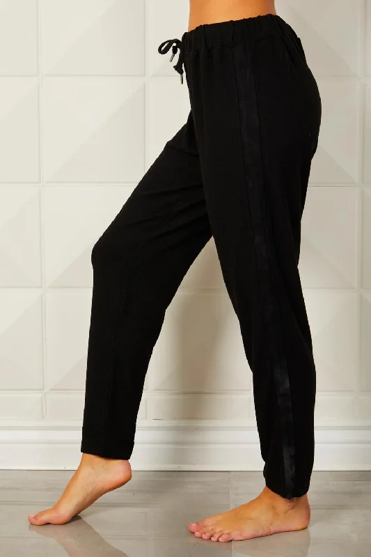 Maternity trousers – Trousers specifically designed for expectant mothers, with an adjustable waistband for comfort.Maternity trousers – Trousers specifically designed for expectant mothers, with an adjustable waistband for comfort.Maternity trousers – Trousers specifically designed for expectant mothers, with an adjustable waistband for comfort.Track Pant In Black/oil Maternity trousers – Trousers specifically designed for expectant mothers, with an adjustable waistband for comfort.Maternity trousers – Trousers specifically designed for expectant mothers, with an adjustable waistband for comfort.Maternity trousers – Trousers specifically designed for expectant mothers, with an adjustable waistband for comfort.Track Pant In Black/oil