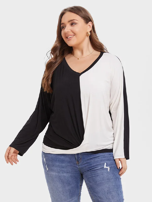 V-neck – V-shaped neckline for a more flattering lookV-neck – V-shaped neckline for a more flattering lookTwo Tone Dolman Sleeve Ruched Tee