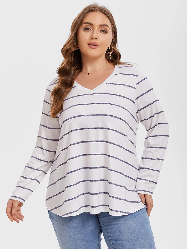 Scoop neck – Wide, rounded necklineScoop neck – Wide, rounded necklineStriped Print V-Neck Tee