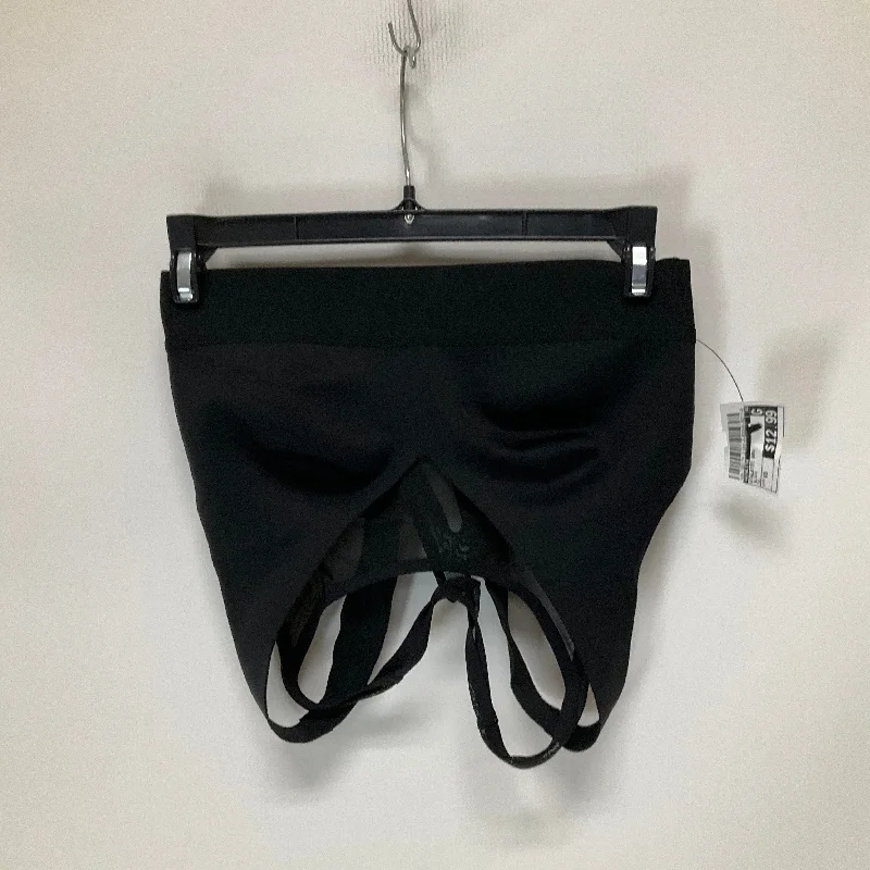 Criss-cross strap sports bra – Sports bra with straps that cross over at the back, providing extra support and a stylish look.Criss-cross strap sports bra – Sports bra with straps that cross over at the back, providing extra support and a stylish look.Black Athletic Bra Athleta, Size Xs Criss-cross strap sports bra – Sports bra with straps that cross over at the back, providing extra support and a stylish look.Criss-cross strap sports bra – Sports bra with straps that cross over at the back, providing extra support and a stylish look.Black Athletic Bra Athleta, Size Xs