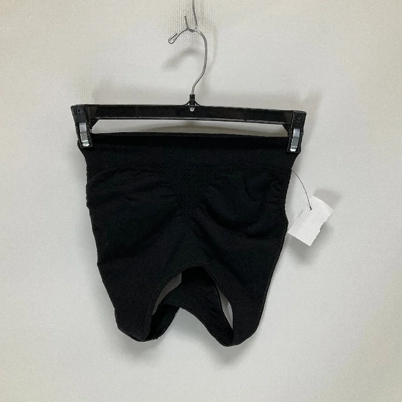 Push-up sports bra – Sports bra with added padding or structure to lift and shape the bust, providing extra support.Push-up sports bra – Sports bra with added padding or structure to lift and shape the bust, providing extra support.Black Athletic Bra Sweaty Betty, Size S Push-up sports bra – Sports bra with added padding or structure to lift and shape the bust, providing extra support.Push-up sports bra – Sports bra with added padding or structure to lift and shape the bust, providing extra support.Black Athletic Bra Sweaty Betty, Size S