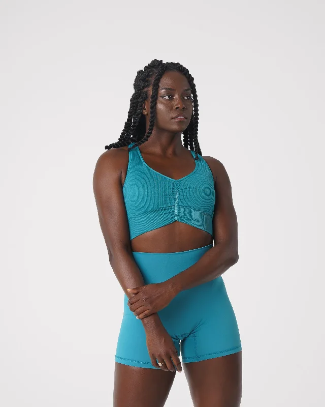 Criss-cross strap sports bra – Sports bra with straps that cross over at the back, providing extra support and a stylish look.Criss-cross strap sports bra – Sports bra with straps that cross over at the back, providing extra support and a stylish look.Teal Cinched Seamless Bra Criss-cross strap sports bra – Sports bra with straps that cross over at the back, providing extra support and a stylish look.Criss-cross strap sports bra – Sports bra with straps that cross over at the back, providing extra support and a stylish look.Teal Cinched Seamless Bra